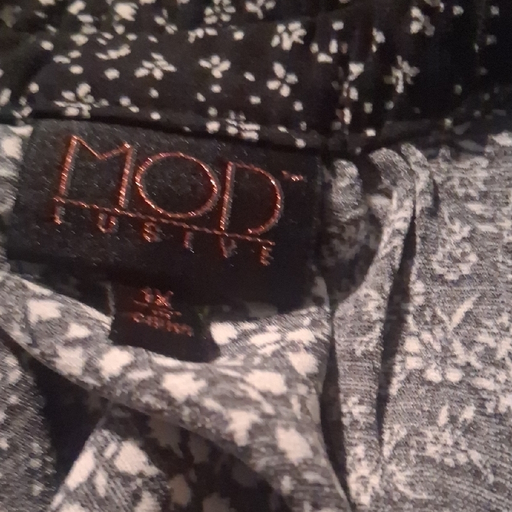 Floral Black & White Women’s Top | Size 1X | Mod Lusive | 100% Polyester - Picture 6 of 7
